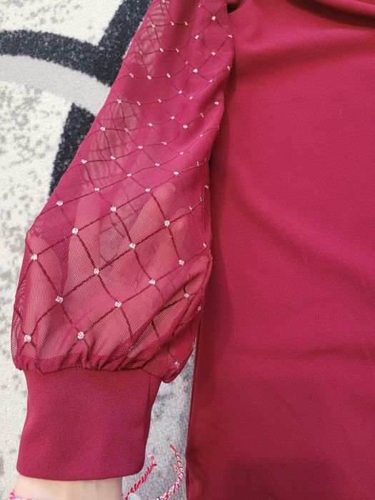 Елегантна рокля бордо с тюл ръкави