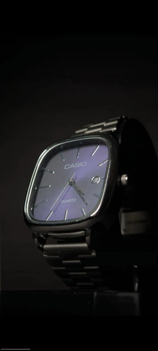 Klassic erkaklar galstugi va soat Casio

 Galstuk old tomonida Gerb va