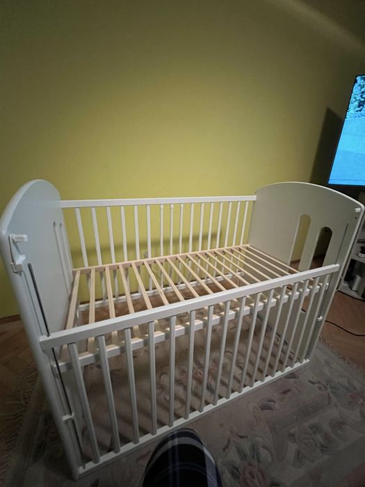 Patut bebe din lemn alb+ masa schimb noua