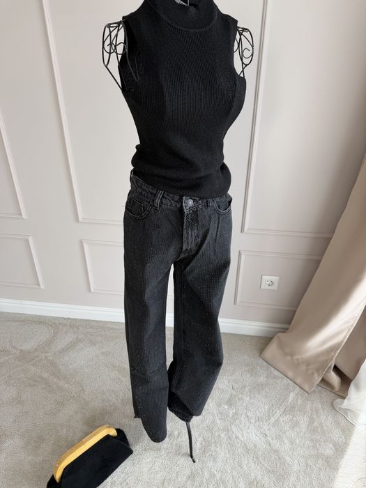 Къси плетени панталони и черни дънки