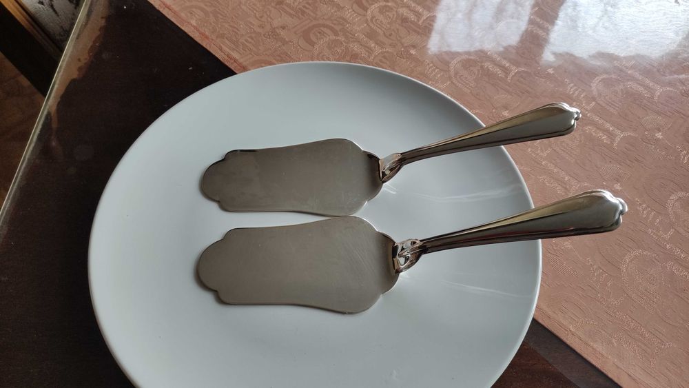 Две посребрени шпатули за сервиране на сладкиш