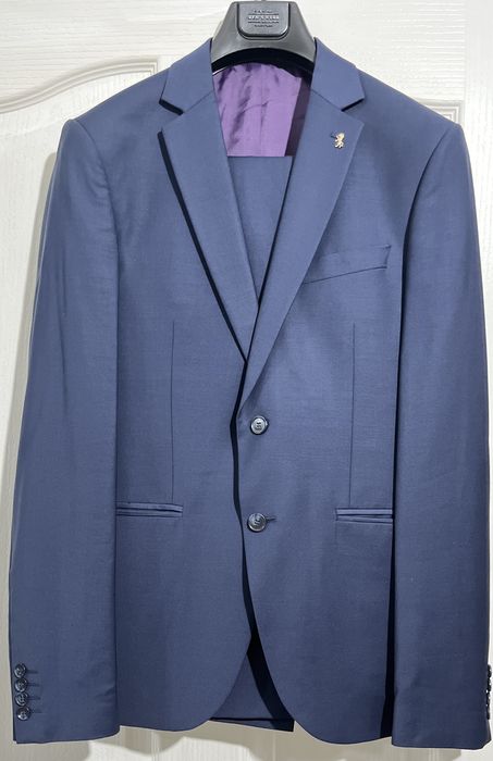 Продам брючные костюмы