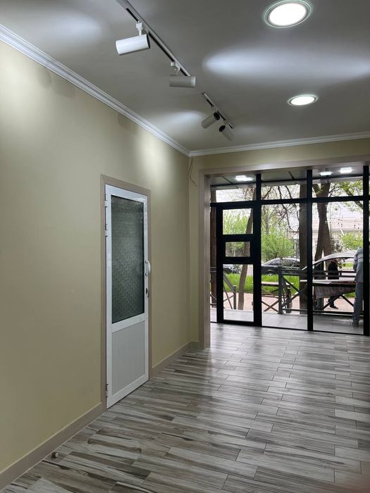 Продаю  Офис. Яшнабадский р-он Авиасозлар-1. У Дороги 60м2. 1-этаж