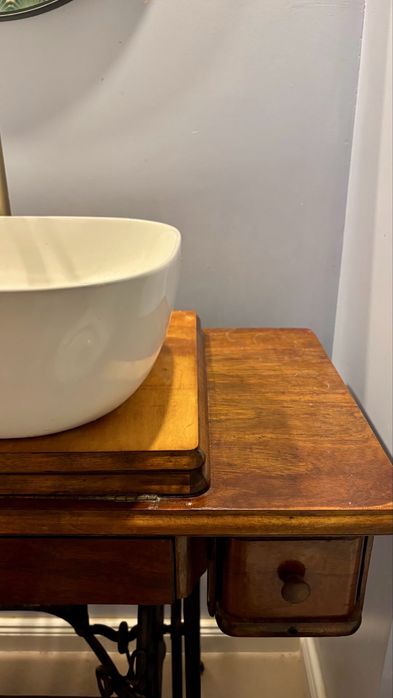Lavoar baie pe masă de cusut Singer originală, restaurată, design unicat