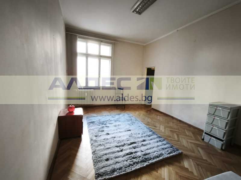 Отдава се тристаен ап. на ул. Славянска!