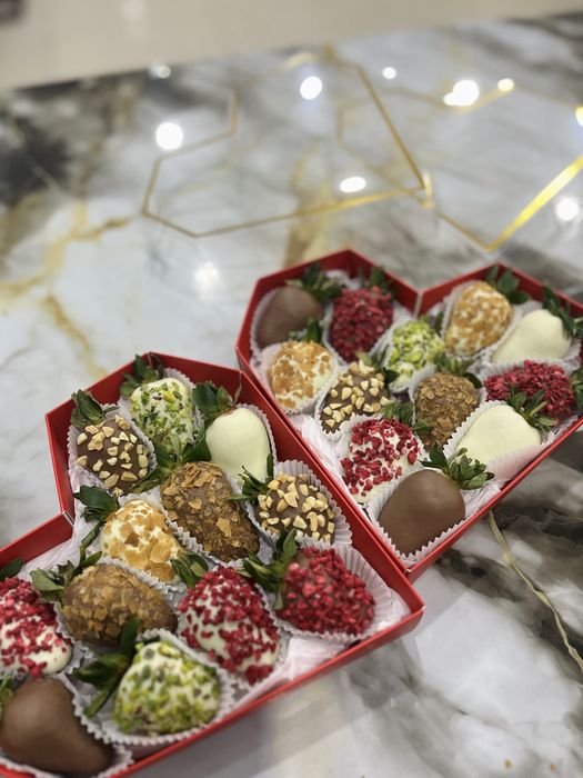 Клубника/финики/банан в шоколаде