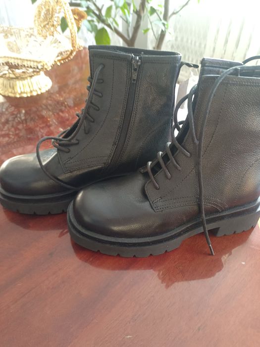 Продам Новые сапоги и куртку