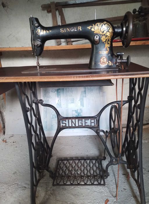 Продава се старинна,работеща, крачна шевна машина СИНГЕР модел 31К15