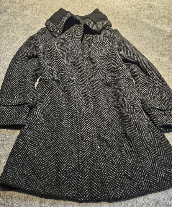 Palton din lână cu model herringbone.