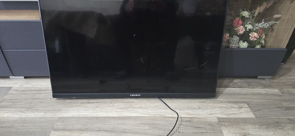 Продавам телевизор CROWN за части