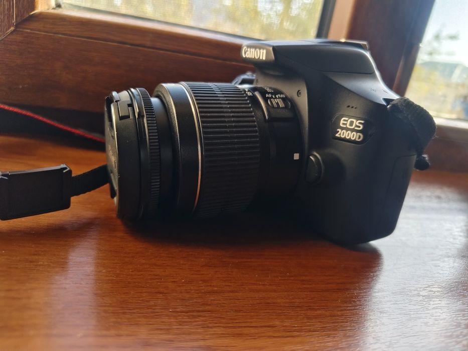 Зеркальный фотоаппарат Canon EOS 2000D