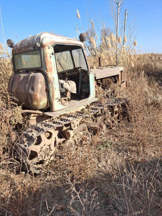 DT75 traktori sotiladi.