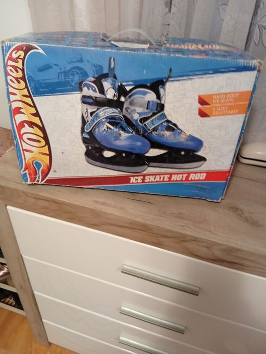 Vând patine pentru gheata patinele sunt noi  preț 150 de lei