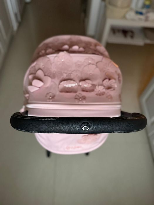 Carucior Cybex Coya Simply Flowers Pink/Roz  ideal pentru avion