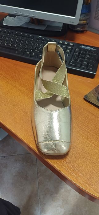 Обувки тип пантофки златни