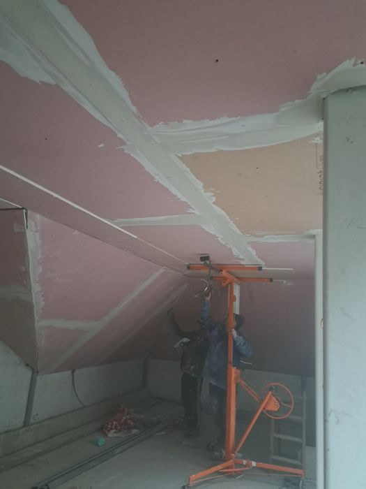 Amenajari interioare/exterioare/case la rosu sau la cheie