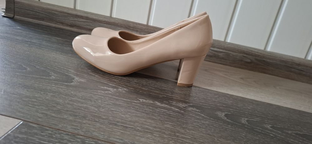 Vand pantofi din lac