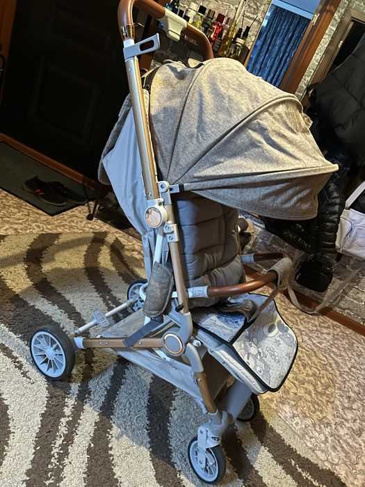 Продам коляску в идеальном состаяние