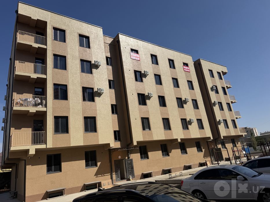 Sharq Bozorcha  7 Maktab oldida 3 etaj 2 xonalik Uy srochni Sotiladi