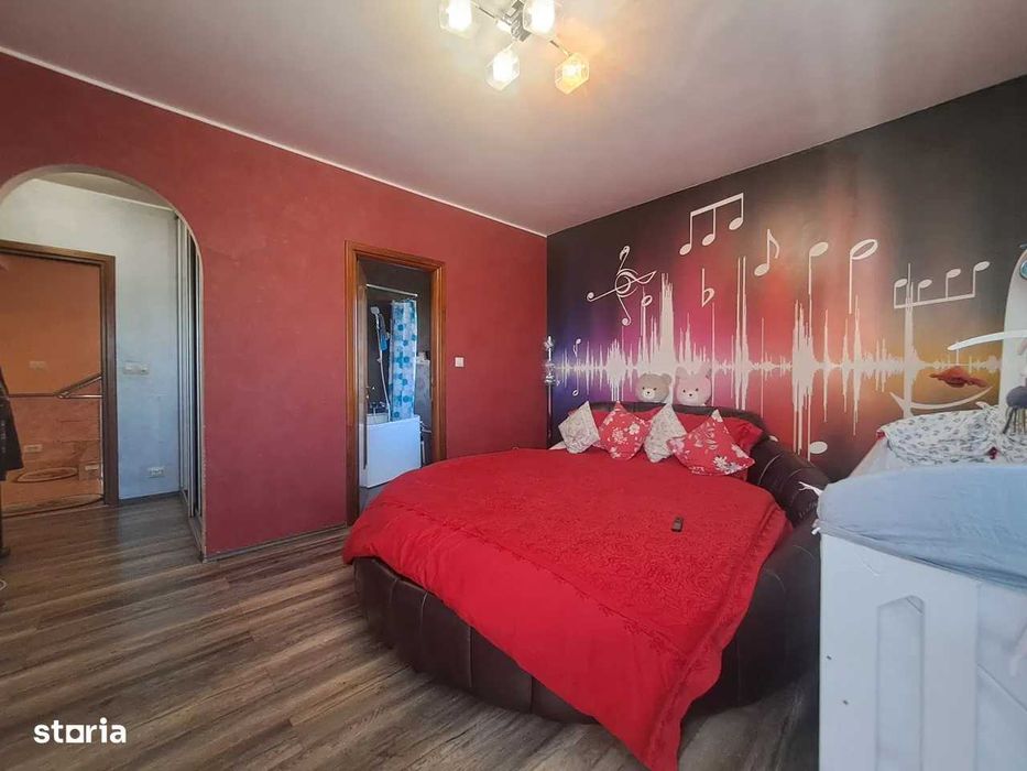 Vila individuala P+1+M cu curte spatioasa si piscina, zona foarte buna