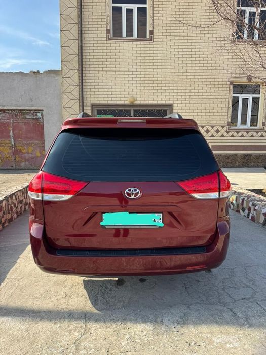 Toyota sienna sotiladi