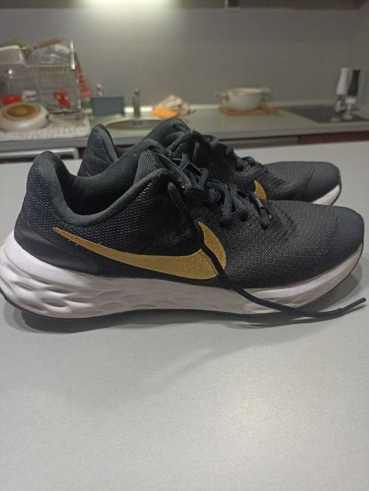 Маратонки Nike номер 38