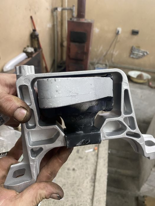 Оригинален тампон за двигател на Mazda 3