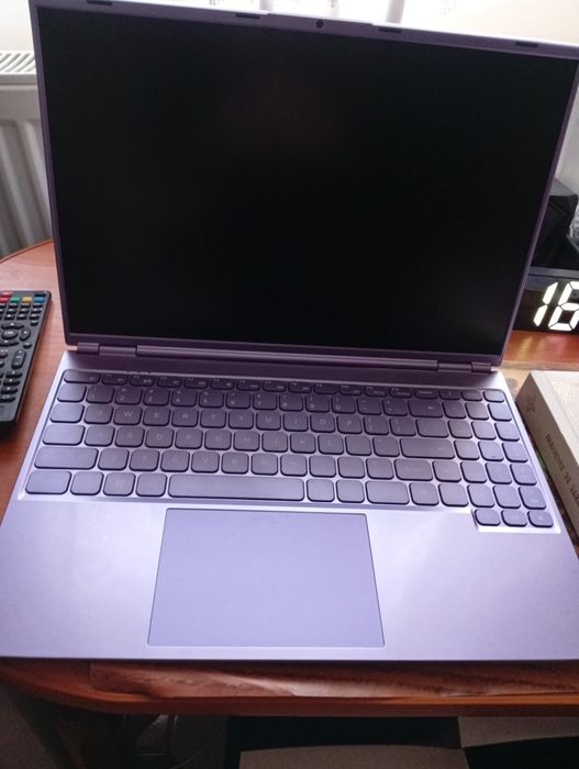 Vând laptop mov nou în cutie