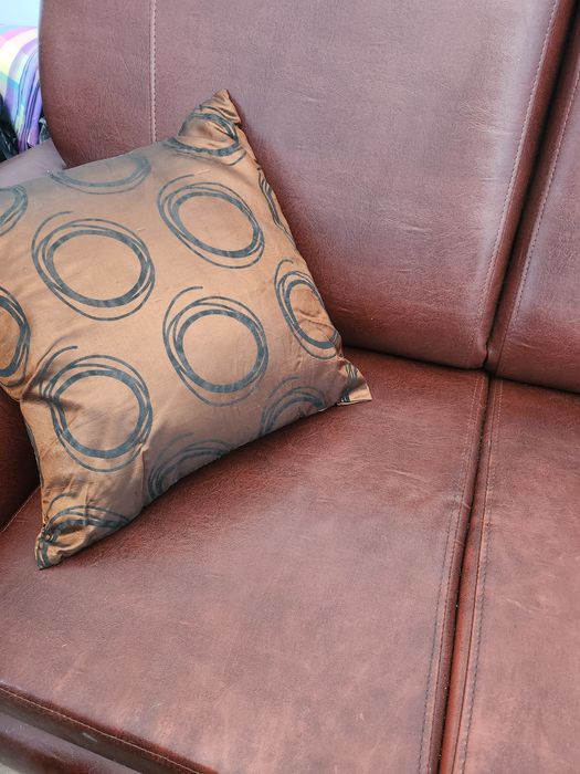 Кафяв кожен диван