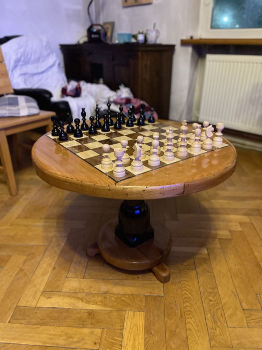 Măsuță de cafea cu tablă de șah integrată din lemn masiv