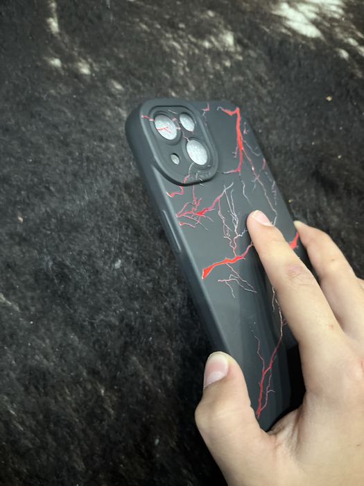 ПРОДАВАМ калъф за iphone 13 чист черен с червени светкавици