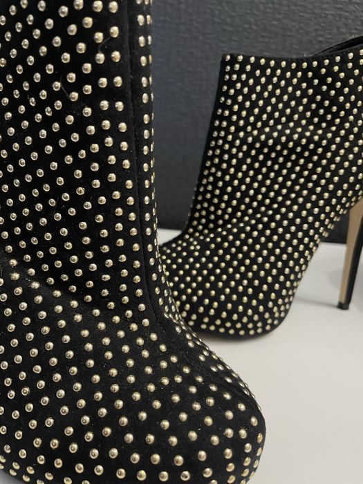 Елегантни боти на висок ток