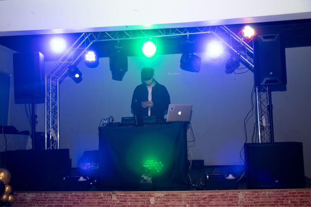 Servicii Evenimente (DJ, Bar, Foto) SAU Inchiriez Boxe & Efecte | Cluj