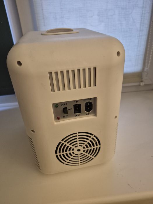 Мини-холодильник для лекарств, напитков и косметики