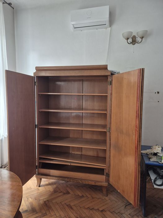 Vand mobila veche, furnir nuc