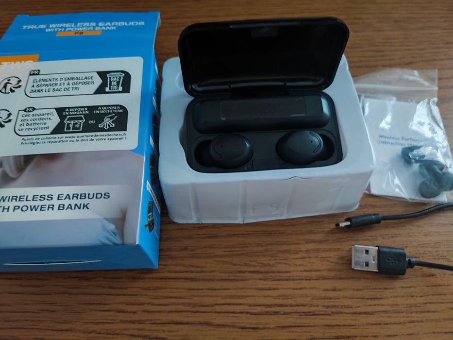 Căști bluetooth noi cu afișaj digital