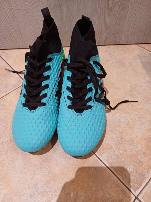 Чисто нови футболни обувки с бутони/калеври/