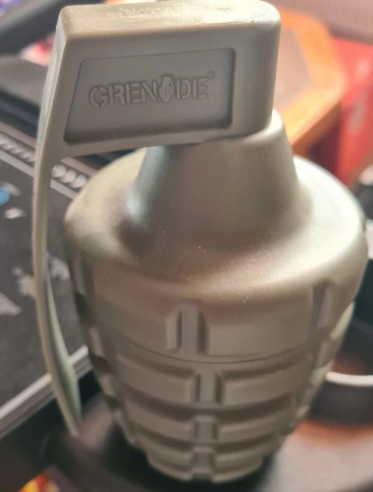 Recipient gol de plastic în formă de grenadǎ