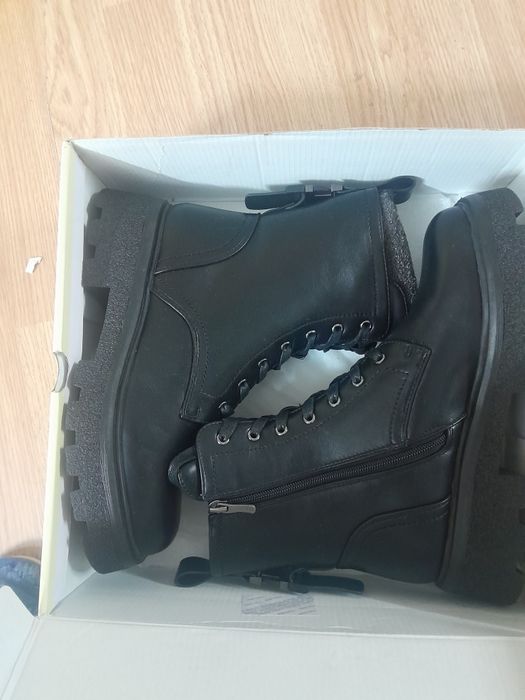 Срочна продам новые женские ботинки