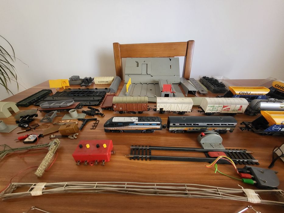 Locomotiva si vagoane trenuleț