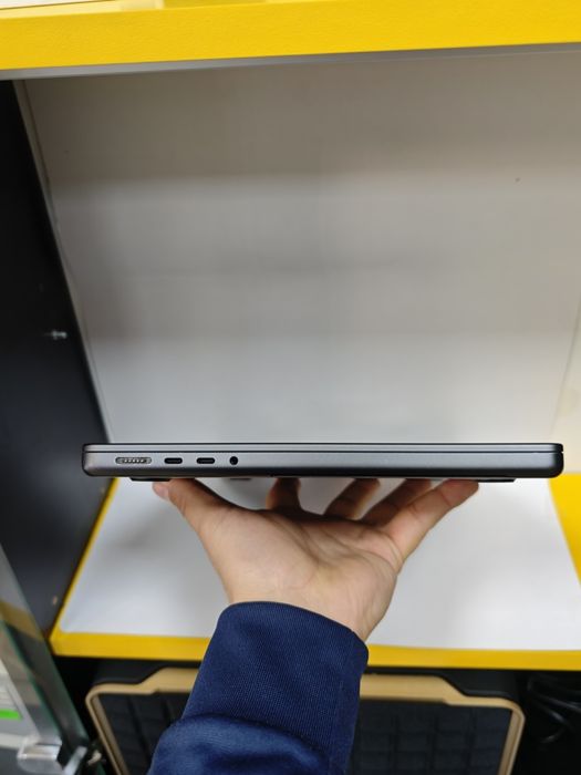 MacBook  M3Pro 18 ram 512 Gb