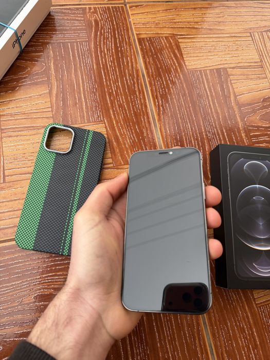 Vand iPhone 12 PRO impecabil la cutie