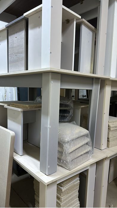 Стол кухонный и 4 табуретки!