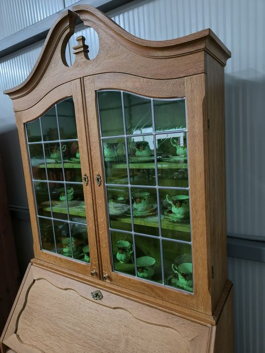 Дъбово писалище с надстройка с оловен витраж