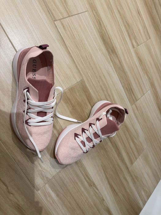 Чисто нови сникърси Guess