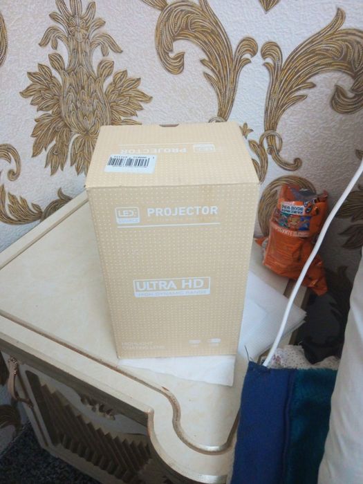 Projektor sotiladi uy ofis ish uchun