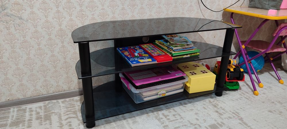 Стеклянная тумба под телевизор