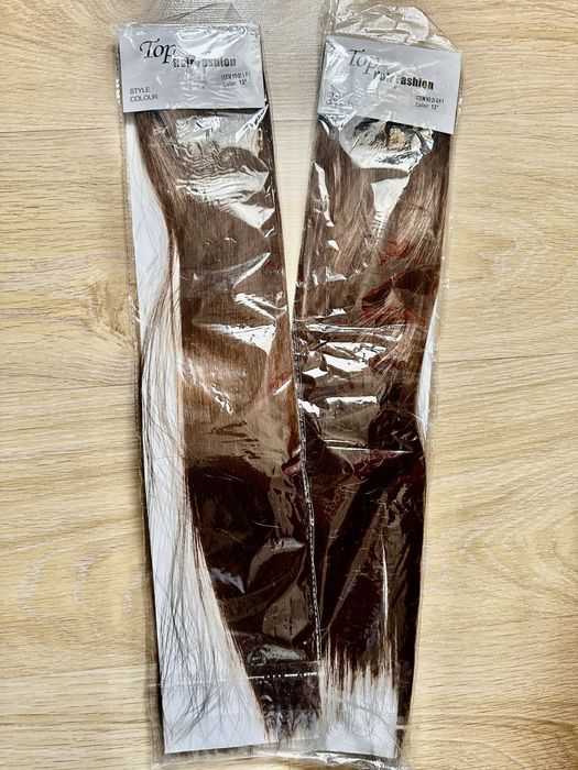 Светло кестенява коса на две големи треси