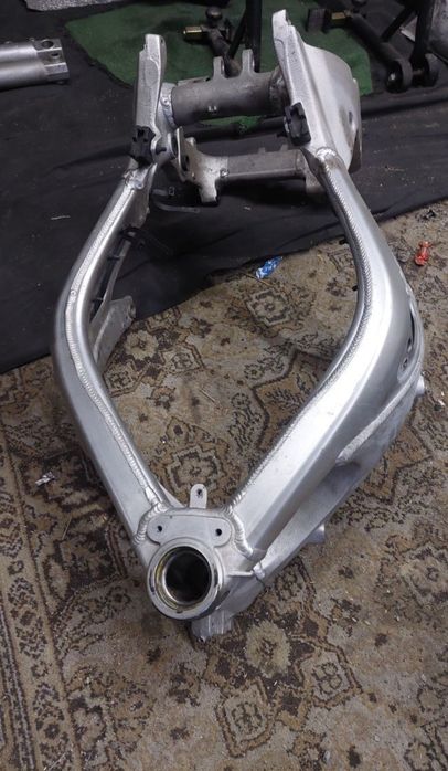 Рама + маятник от Yamaha yzf R6 2002