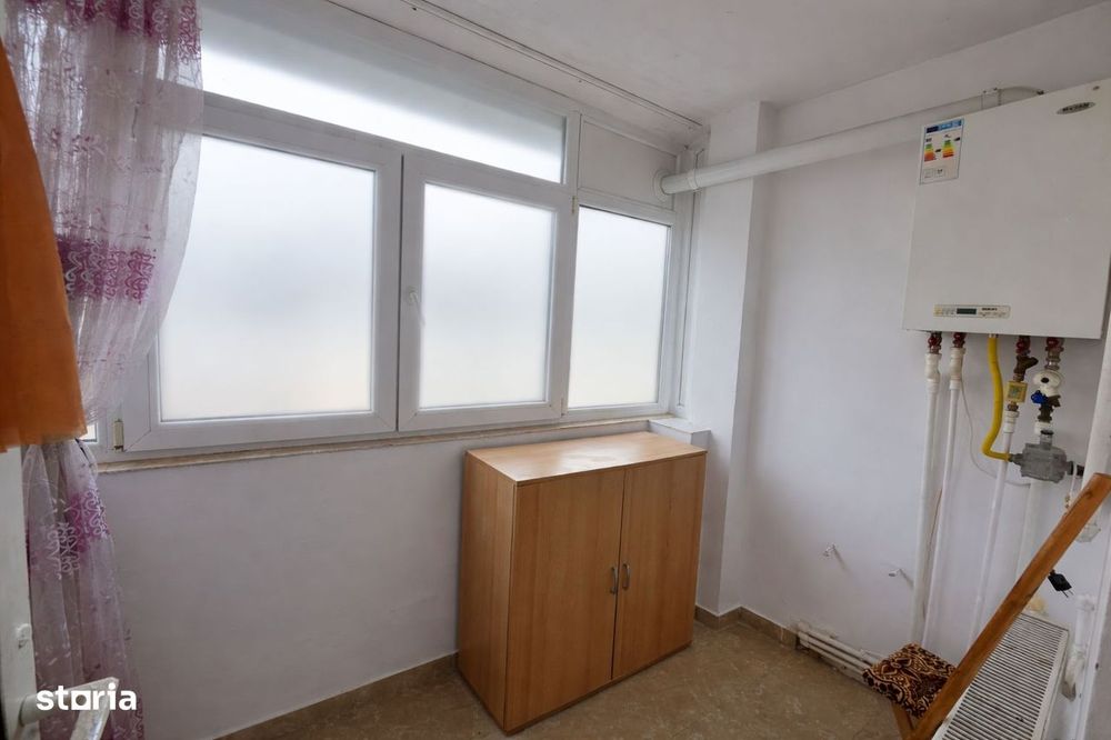 2 camere, zonă centrală, decomandat, centrală termică, izolat